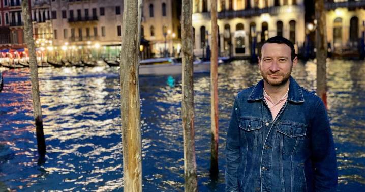 ‘I’m a travel expert and love 10 top tourist spots at night like Richard E. Grant’