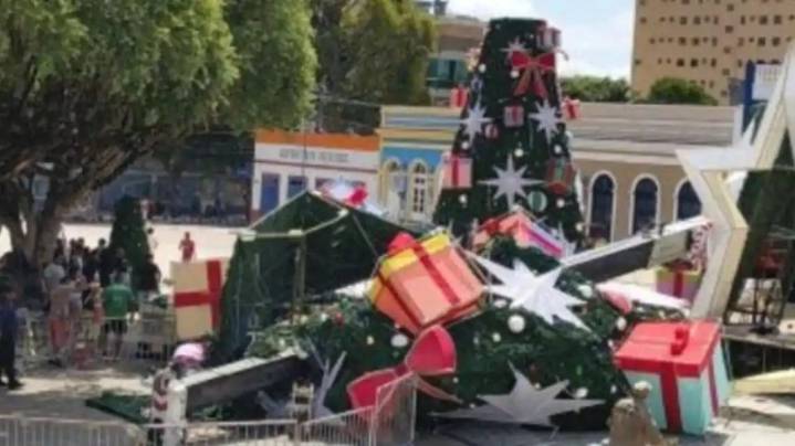 Un empleado murió aplastado por un árbol navideño