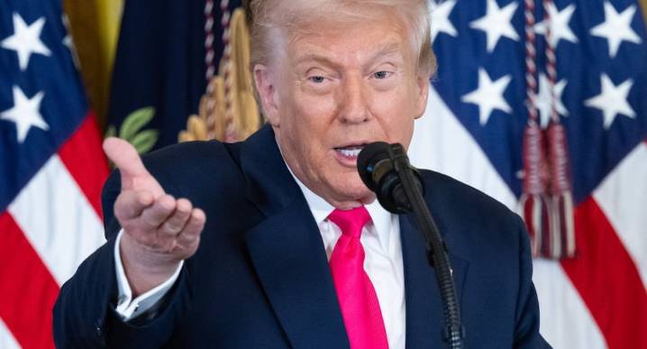 Donald Trump dice que los demócratas están promoviendo una "farsa" con el caso Jeffrey Epstein