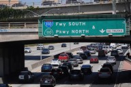 Fiscalía acusa a latino por cerrar freeway de Los Ángeles para filmar video