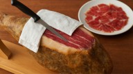 Ni los paños ni la grasa: el sencillo truco que todos pasamos por alto en España para que el jamón no se ponga duro