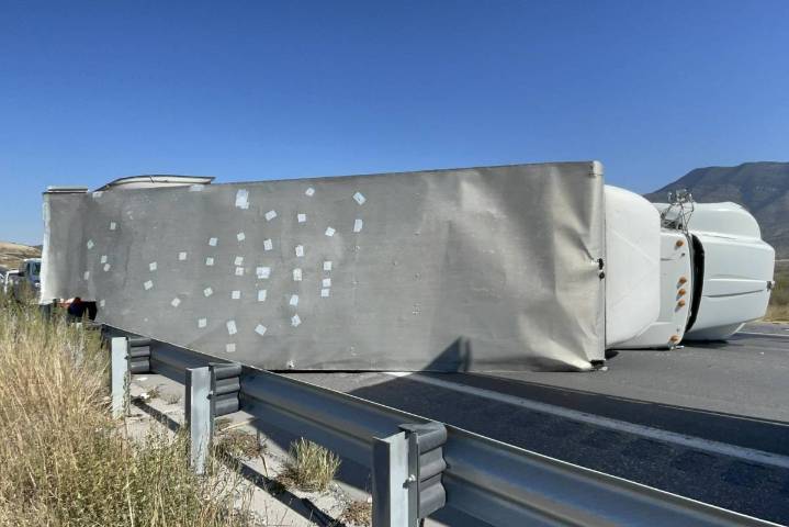 Vuelca tráiler cargado de piezas automotrices en el libramiento Norponiente; tráfico afectado