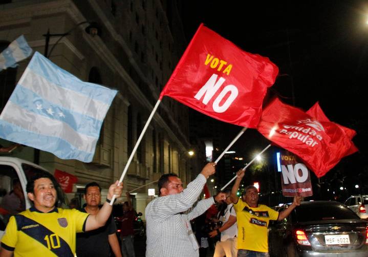 Ecuatorianos rechazan abrumadoramente propuestas de Noboa durante referéndum