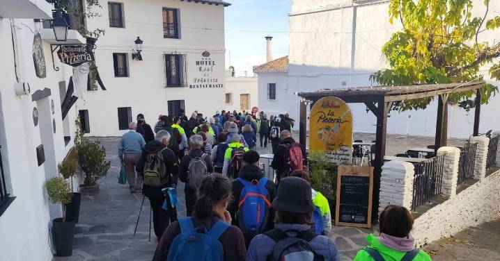 De la playa a la Alpujarra: 80 vecinos de este pueblo de Granada se suman al programa de senderismo