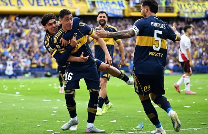 Boca le ganó 2-0 a River con total autoridad y un ‘Chango’ Zeballos superlativo