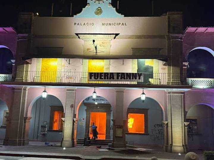 Incendian ayuntamiento de Apatzingán en protesta por asesinatos de Carlos Manzo y líder limonero