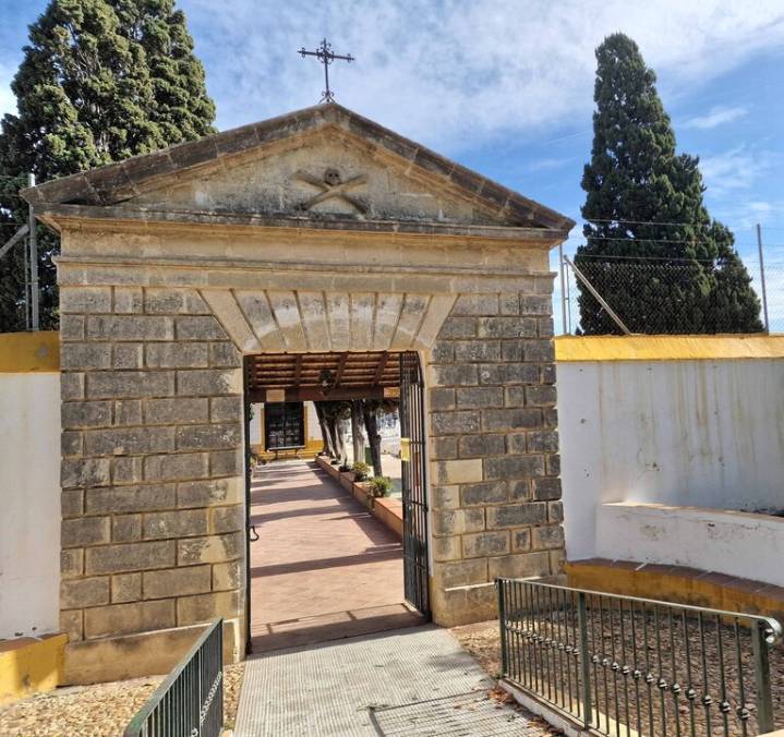 Adjudicada la recogida y transporte de contenedores de residuos sólidos del cementerio
