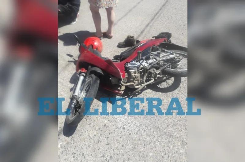 Motociclista se partió la cabeza por esquivar a un vehículo en contramano: fue trasladado al Regional