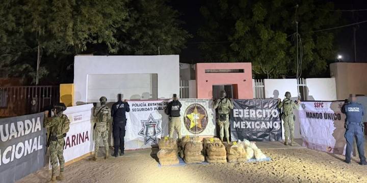 Investigación por homicidio lleva al aseguramiento de bultos con casi media tonelada de metanfetamina en Sonora tras cateo