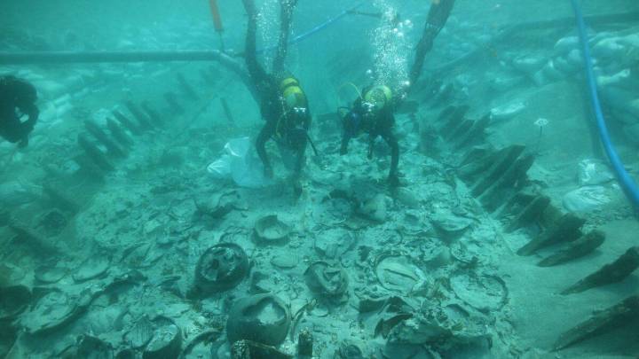 El barco romano de Ses Fontanelles será extraído en 2026 tras pasar 1.700 años hundido a dos metros bajo el mar frente a la costa de Mallorca