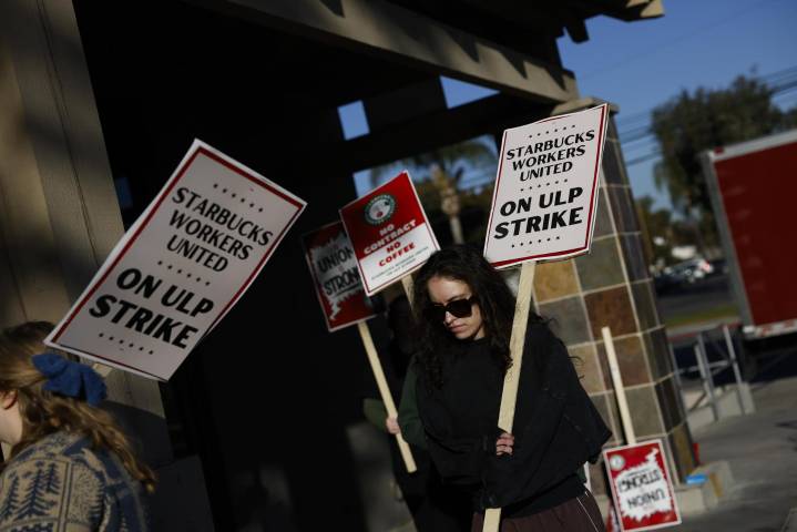 La huelga de empleados de Starbucks se amplía a más cafeterías en EEUU tras una semana