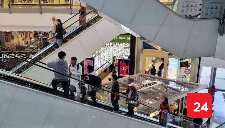 Reconocida tienda de ropa rematará prendas desde los $3.000