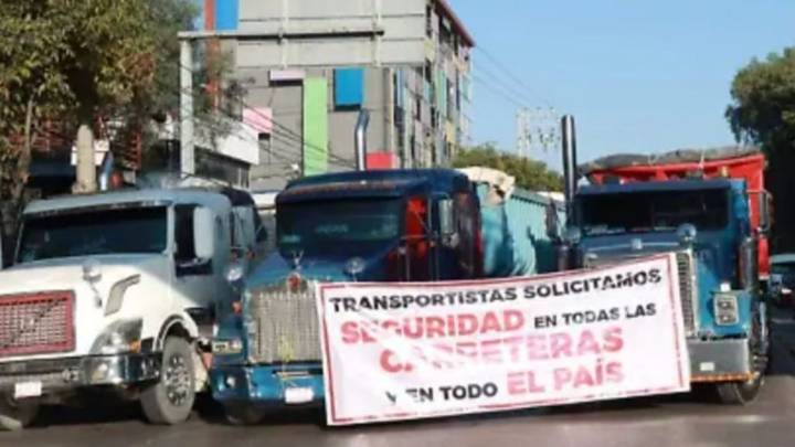 En al menos 25 estados, paralizan transportistas carreteras de México