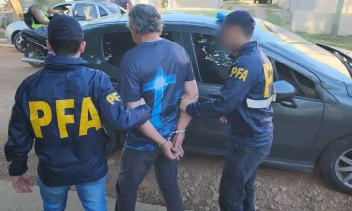 Detuvieron a un hombre acusado de abusar de su hija durante casi 30 años y de tener dos hijos con ella