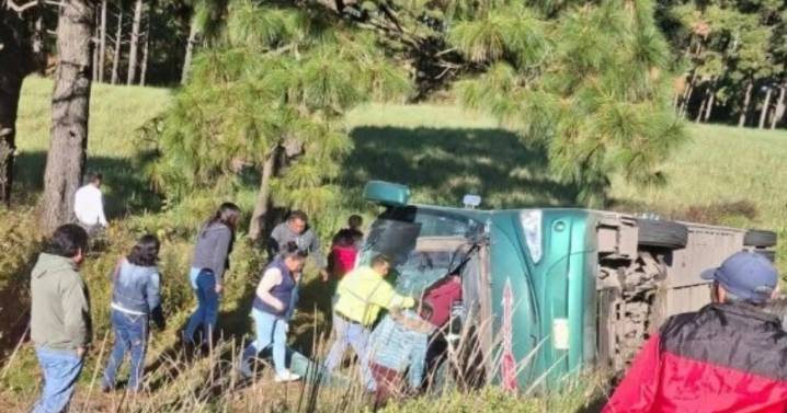 VIDEO: Vuelca autobús de pasajero sobre carretera Santiago Tianguistenco-Chalma; accidente deja varios heridos