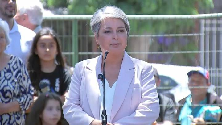Jeannette Jara tras votar en Conchalí: "El pueblo de Chile va a decidir quiénes pasen a segunda vuelta"