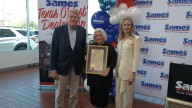Senadora Judith Zaffirini entrega reconocimiento especial a directivos de Sames Auto Group en Laredo