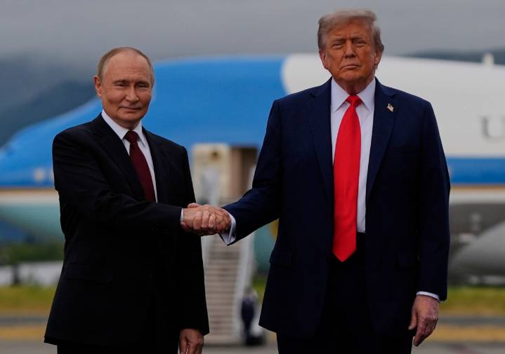 Trump afirma que habrá sanciones para el país que haga negocios con Rusia