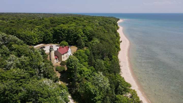History preservation students help restore landmark Lake Michigan lighthouse