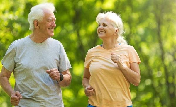 No es caminar: el ejercicio clave que deben realizar los adultos mayores, según expertos