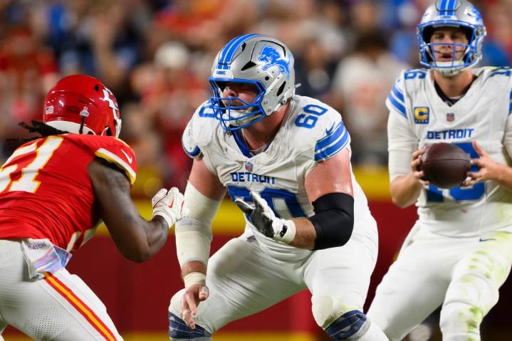 Lions center Graham Glasgow having resurgent season while mentoring pups on offensive line