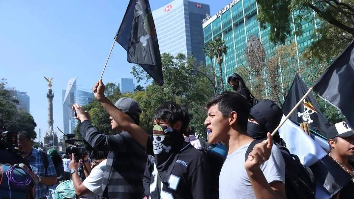 Policías cierran paso a manifestación de Generación Z en Paseo de la Reforma