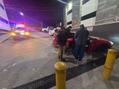 Apoyan policías a mujer en el traslado de emergencia a hospital