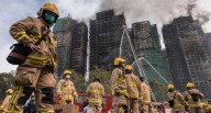 Sube a 36 el número de fallecidos en el incendio en Hong Kong, “gradualmente bajo control”