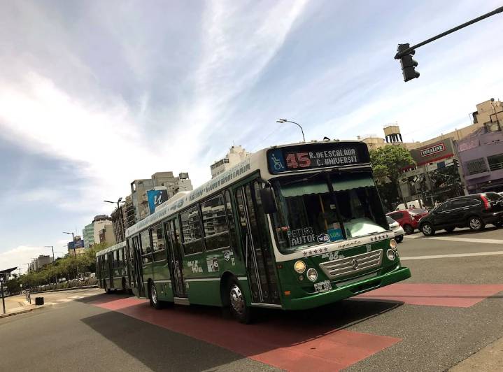 La UTA amenaza con un paro de colectivos si los choferes cobran los salarios y el aguinaldo en cuotas