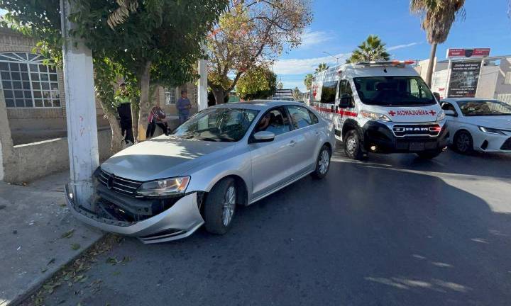 Conductora se siente mal y choca su auto contra un poste, al norte de Saltillo
