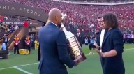 Carles Puyol sorprendió al negarse a tocar el trofeo de la Copa Libertadores: "No…"