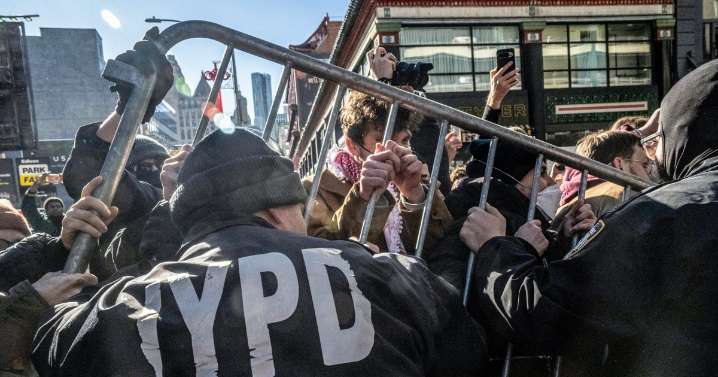 Protesters block federal agents from leaving parking garage for NYC raid