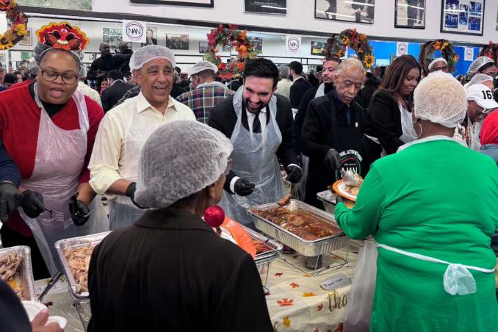 Mamdani reparte comida en Nueva York durante el Día de Acción de Gracias