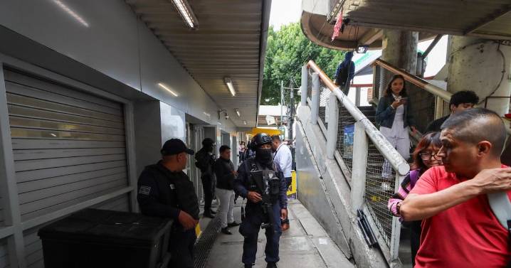 Asaltan a policía afuera del Metro Ecatepec y llega malherido a la estación a pedir ayuda