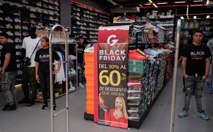 Preocupados por la crisis económica, venezolanos evitan ofertas de Black Friday