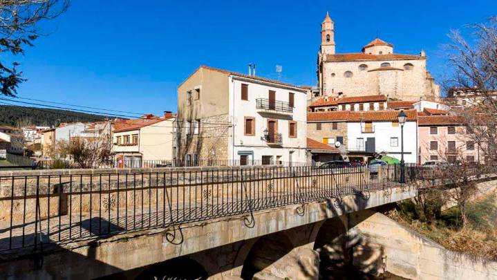 A casi 1.500 metros de altura y con ríos de piedra: el pequeño pueblo de Aragón para conectar con la naturaleza