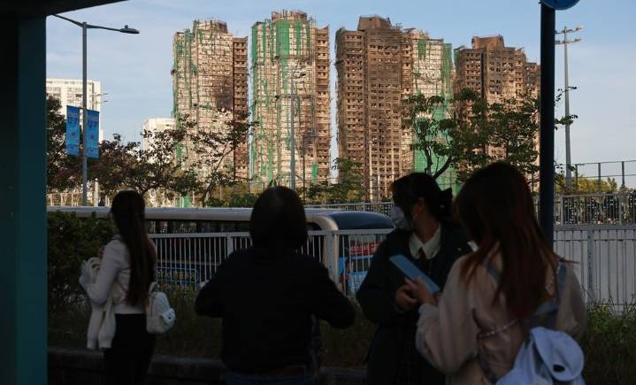 Van 128 muertos tras incendio en edificios en Hong Kong