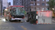 Grave accidente en el centro de Santiago: Bus del transporte público chocó con un camión y provocan gran congestión