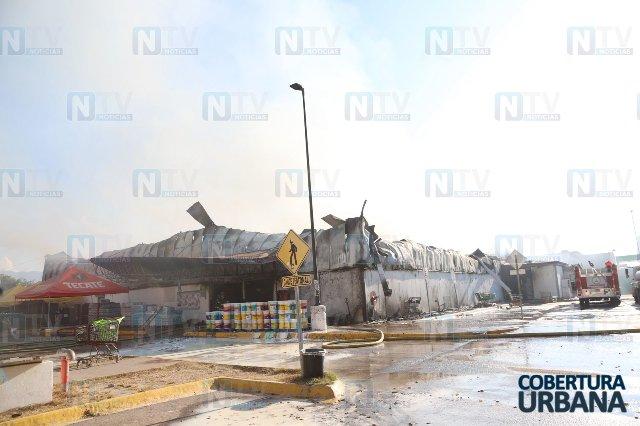 Bodega Aurrera de Puerto Vallarta queda convertida en cenizas tras fuerte incendio