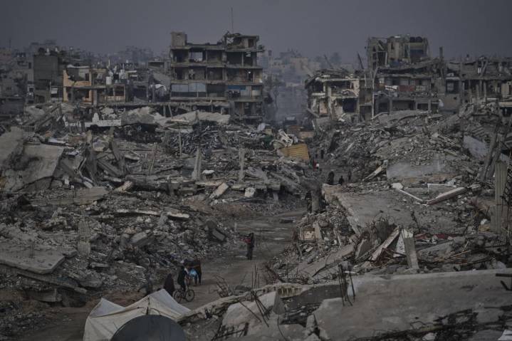 Fuerzas israelíes matan a 10 en redada en Siria; sigue el alto el fuego en Gaza