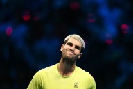 Sinner desconcierta a Alcaraz, le derrota por segunda vez este año y se lleva las ATP Finals