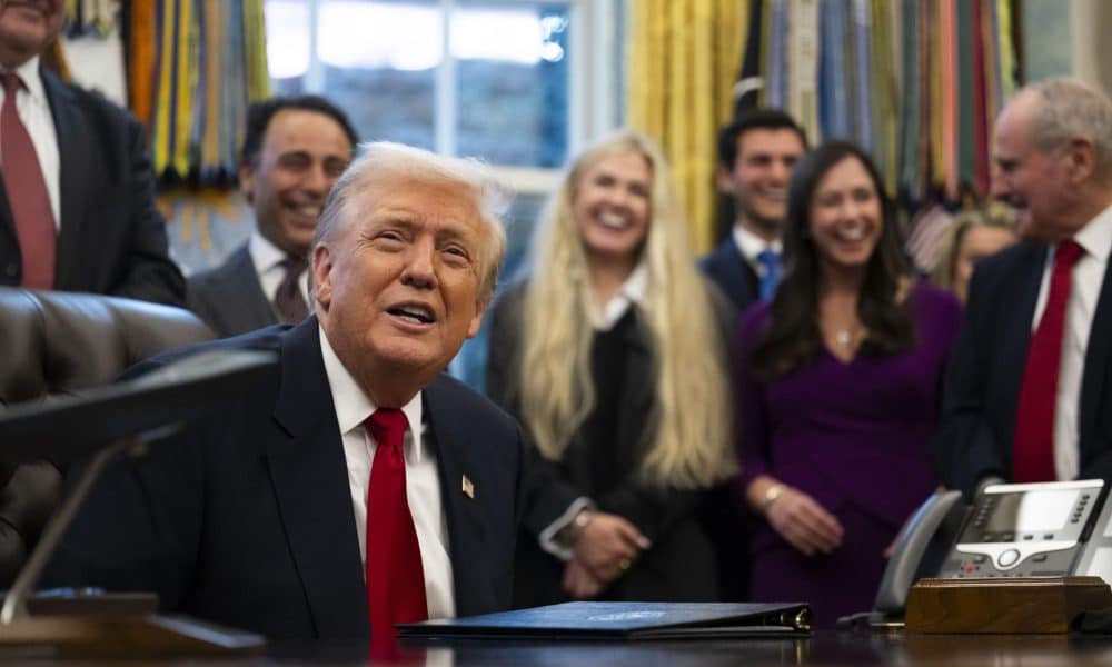 Trump critica problemas con controladores aéreos durante cierre del Gobierno