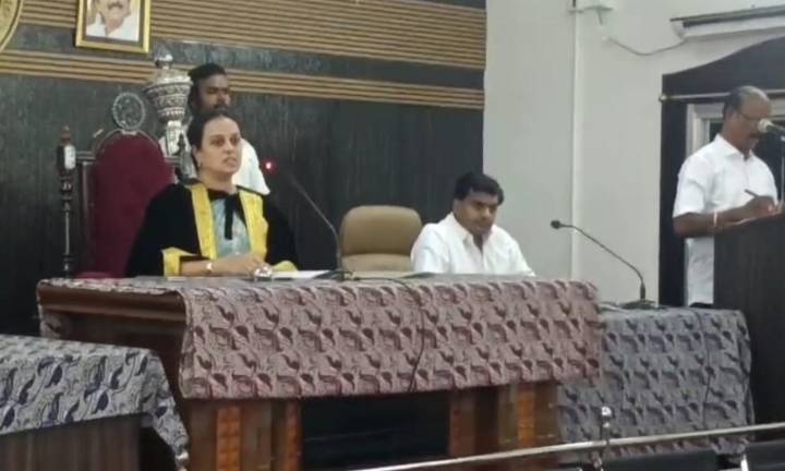 Kancheepuram stinking: Council meet ends in ruckus