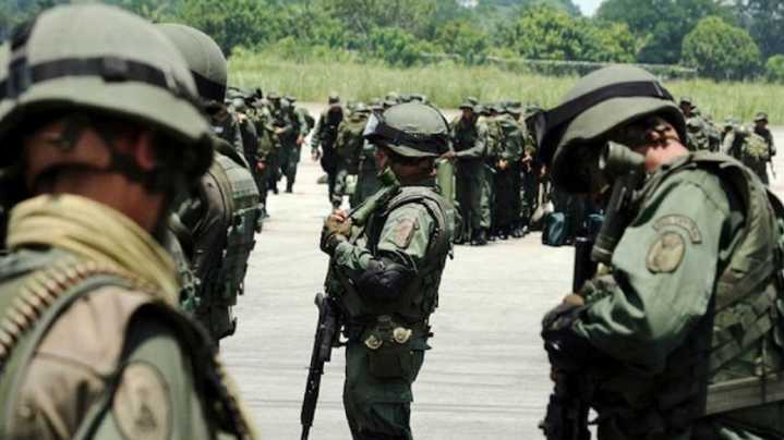 Militar venezolano realiza ejercicios en Caracas