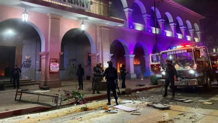 Incendian Palacio Municipal de Apatzingán en medio de protestas por el asesinato de Carlos Manzo