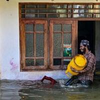 Floods hit Sri Lanka's capital as cyclone deaths near 200