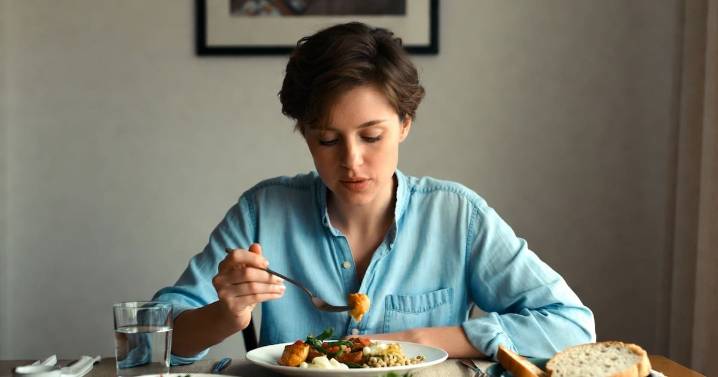 Comer sin compañía podría acelerar el envejecimiento