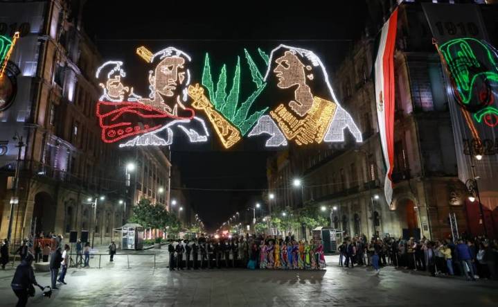 Clara Brugada encabeza encendido de iluminación en el Zócalo con figuras en honor a mujeres revolucionarias