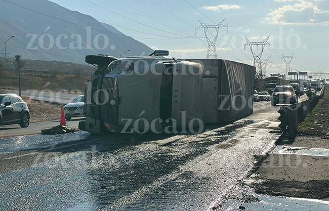 Provoca volcadura de tráiler kilométricas filas en la carretera Saltillo