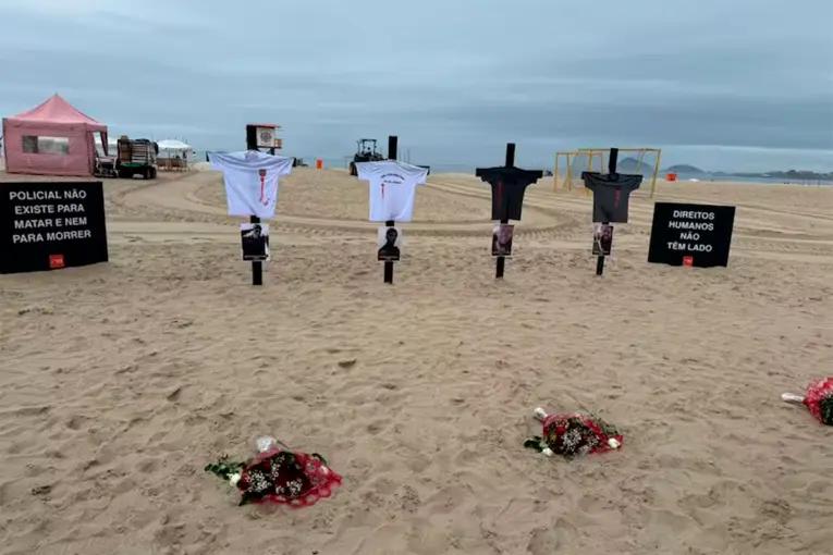 Las playas de Copacabana rinden homenaje a los policías abatidos en las favelas